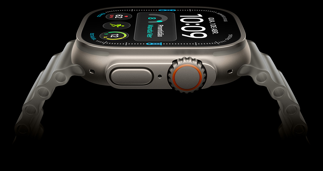 Imagem lateral do Apple Watch Ultra 4 com caixa prateada de titânio e Digital Crown laranja. A tela mostra a hora digital e métricas de saúde e exercícios
