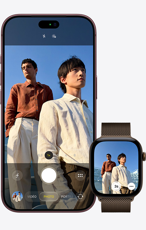 iPhone 18 Pro, face avant, caméra en cours d’utilisation pour un selfie de groupe, à côté d’une Apple Watch Ultra 3 avec l’app Caméra ouverte