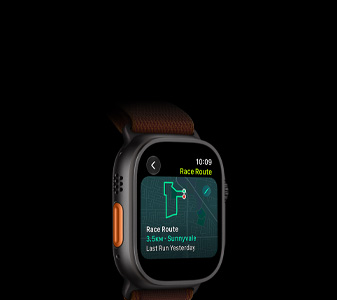 Apple Watch Ultra 4, titanové pouzdro, černá barva, funkce Závod na trase s mapou běžecké trasy, na levém boku akční tlačítko, Alpský tah, burgundsky červená barva