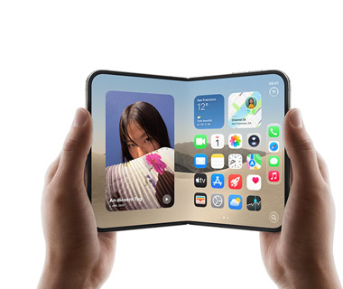 Zwei Hände halten ein geöffnetes iPhone Duo, linkes Display zeigt das Foto einer Frau, rechtes Display zeigt einen Homescreen mit verschiedenen App Symbolen, darunter Nachrichten, Fotos, Kamera und App Store