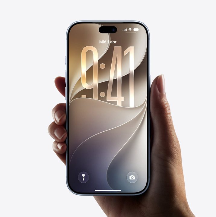 Mano sujetando un iPhone 17 que muestra la pantalla de borde a borde, pantalla de bloqueo con contorno de Liquid Glass