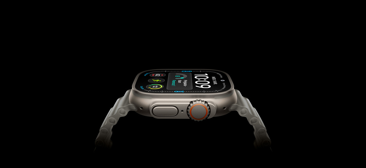 Apple Watch Ultra 4, boîtier en titane, finition naturelle, côté droit, Digital Crown, bouton latéral en saillie, cadran numérique, Bracelet Océan gris translucide