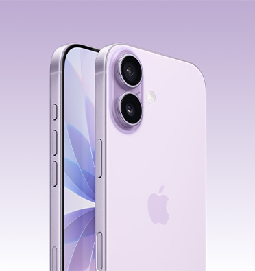 薰衣草紫色外觀的 iPhone 17 展示螢幕的一部分，斜角度展示動作按鈕、音量按鈕和側邊按鈕；機身背面展示雙融合相機系統位於左上角。