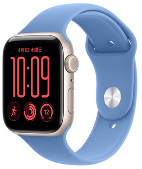 スターライトアルミニウムケースのApple Watch SE 3。右側面の外観、Digital Crownのダイヤル、マイク、サイドボタン。ワイルドフラワーブルー（淡い青色）のスポーツバンドが取りつけられている。ピンをはめ込むバックル（ピンはシルバー）