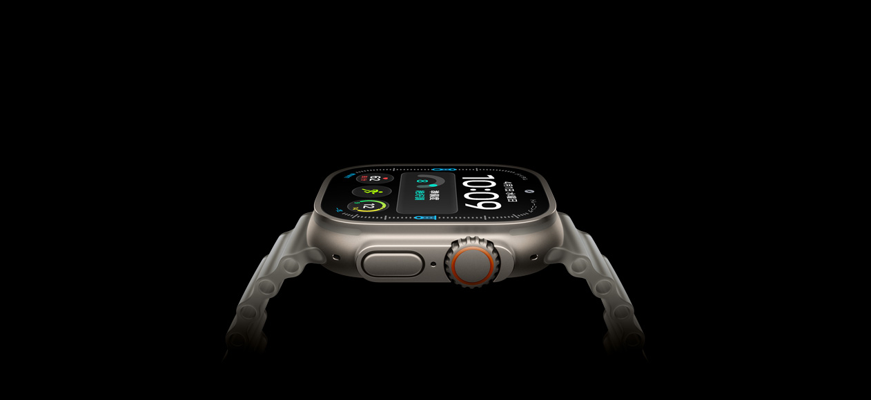 ナチュラルチタニウムケースのApple Watch Ultra 4。右側面の外観、Digital Crown、少し突き出たサイドボタン、デジタル文字盤、半透明のグレイのオーシャンバンド
