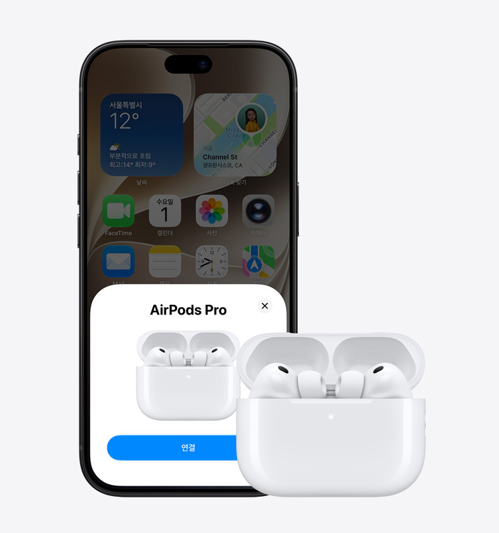 iPhone 18 Pro의 앞면에 Apple Music 앱의 홈 화면이 열려 있고, 그 옆에는 열려 있는 MagSafe 충전 케이스 안에 AirPods Pro 3가 있습니다.