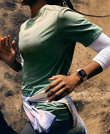 一位跑手的左手手腕上戴著 Apple Watch