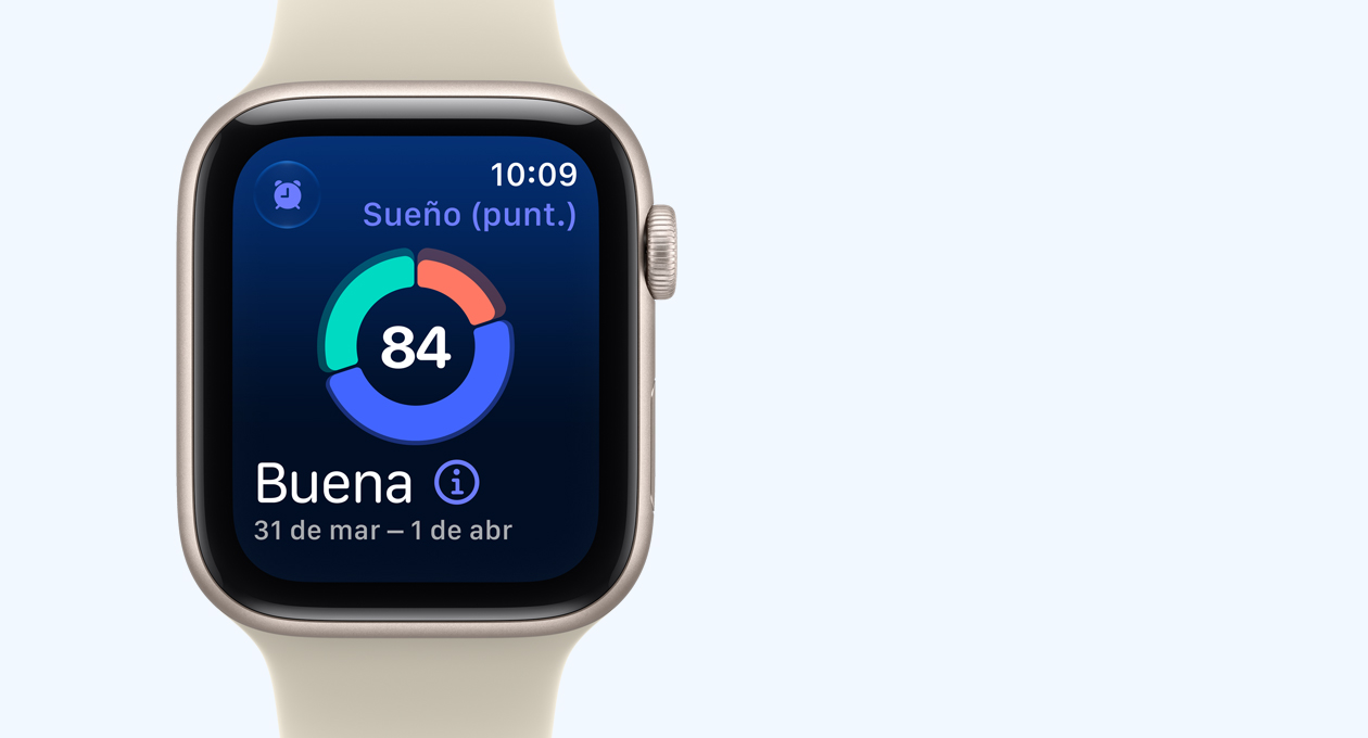 Apple Watch SE 3, caja de aluminio, blanco estelar, la pantalla muestra la gráfica circular de Puntuación de Sueño, parte lateral derecha, Digital Crown, correa deportiva, color arena (café claro)