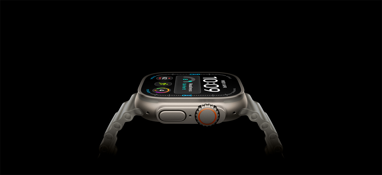 Apple Watch Ultra 4 z kopertą z tytanu w kolorze naturalnym, prawy bok urządzenia, pokrętło Digital Crown, wystający przycisk boczny, tarcza cyfrowa, pasek Ocean w kolorze półprzezroczystym szarym