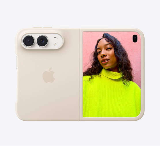 iPhone Duo, Yıldız Rengi, Kum Beji Silikon Kılıf takılı, yatay pozisyonda, tam açık ve yatay pozisyonda, sol üstte Dual Fusion kameralar, kılıf arka dış yüzeyi ve ön ekranın dış kenarlarını kapatıyor, sağ taraftaki dış ekranda bulutlarla kaplı mavi gökyüzünün altında duran bir kişinin görseli yer alıyor