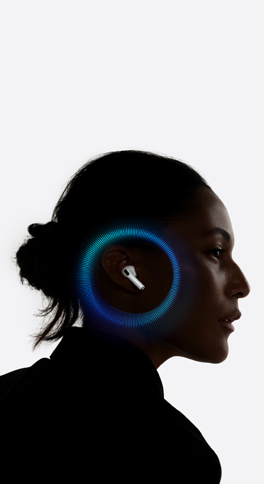Seseorang mengenakan AirPods Pro 3 dengan gelombang suara di sekitar telinganya