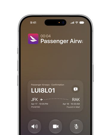 iPhone 17 Pro prateado mostrando o recurso Contexto da Chamada da Siri AI. A tela mostra os dados de confirmação da reserva de um voo durante uma ligação