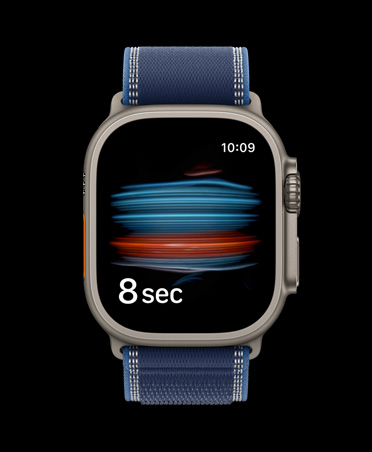 Apple Watch Ultra 3 у титановому корпусі натурального кольору, вимірювання рівня кисню в крові в додатку « Здоров’я», браслет Trail синього/яскраво-блакитного кольору