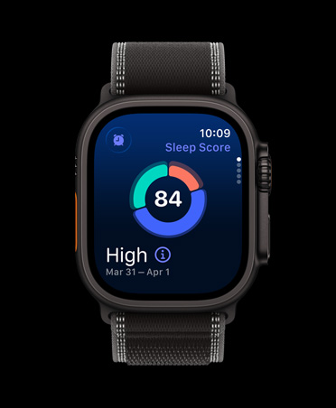 Apple Watch Ultra 3 у титановому корпусі чорного кольору, на екрані відображається кругова діаграма з оцінкою якості сну, браслет Trail чорного/попелястого кольору
