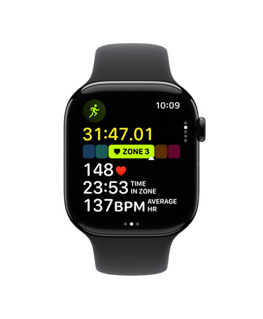 Apple Watch Series 11, casing aluminium, warna hitam legam poles, olahraga Berlari di Luar terbuka, detak jantung di Zona Detak Jantung 3, eksterior sisi kanan: Digital Crown, Tali Jam Sport hitam