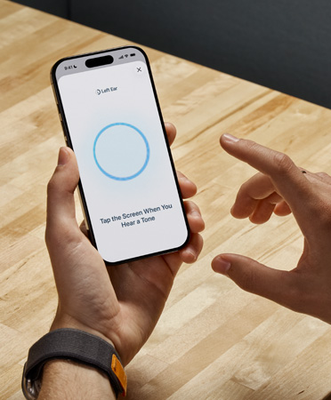 Seseorang melakukan Tes Pendengaran di iPhone
