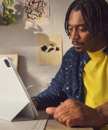 Seseorang menggunakan iPad Air dengan Smart Folio pada jarak pandang yang aman