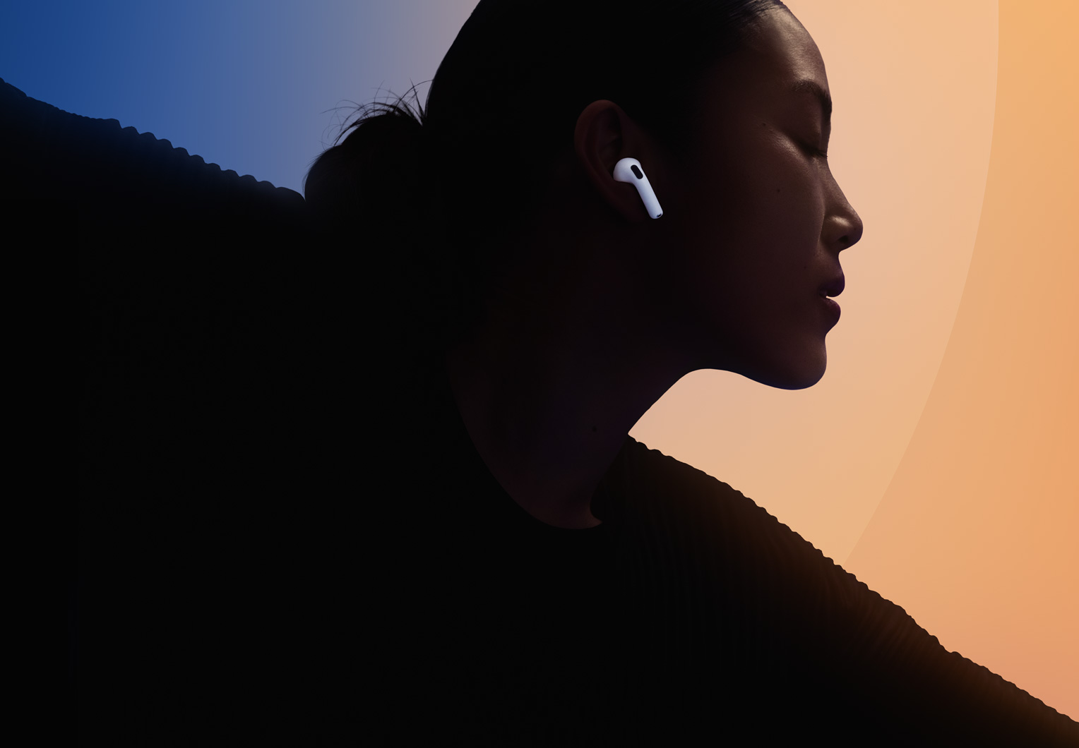 AirPods 5, una persona lleva uno en el oído, color blanco