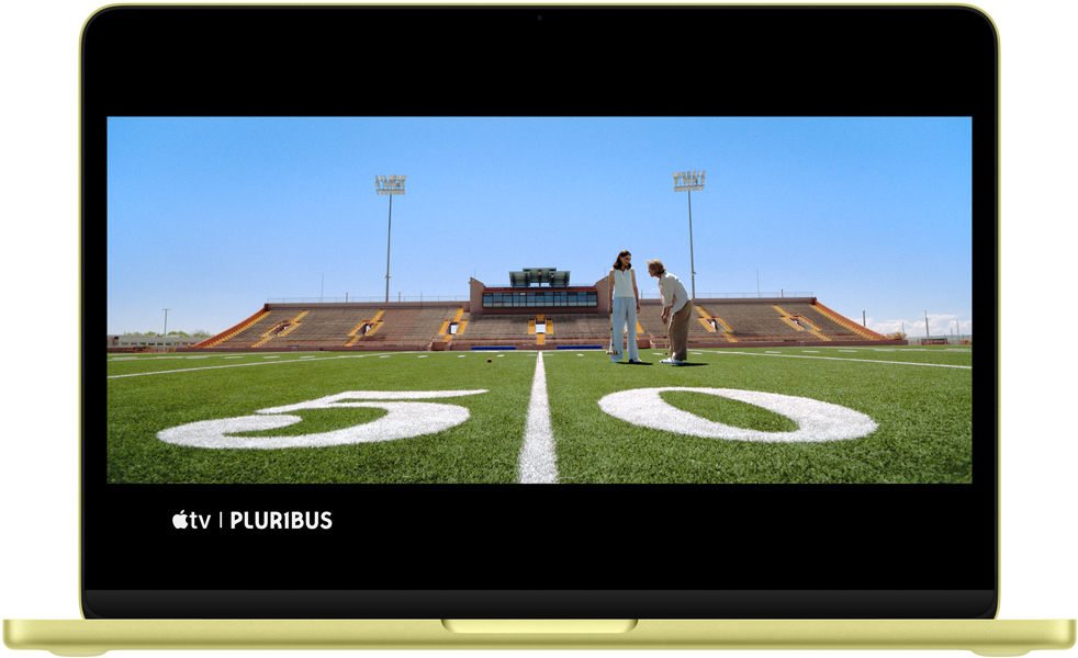 MacBook Neo giallo agrume, lo schermo mostra una scena della serie Pluribus
