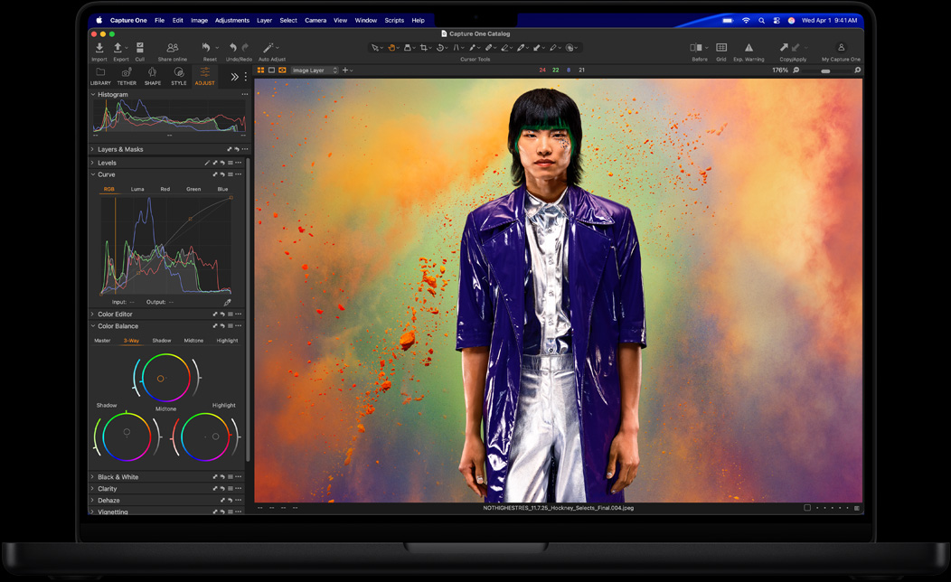 MacBook Pro 的螢幕展示一張在 Capture One 中編輯的人物照片