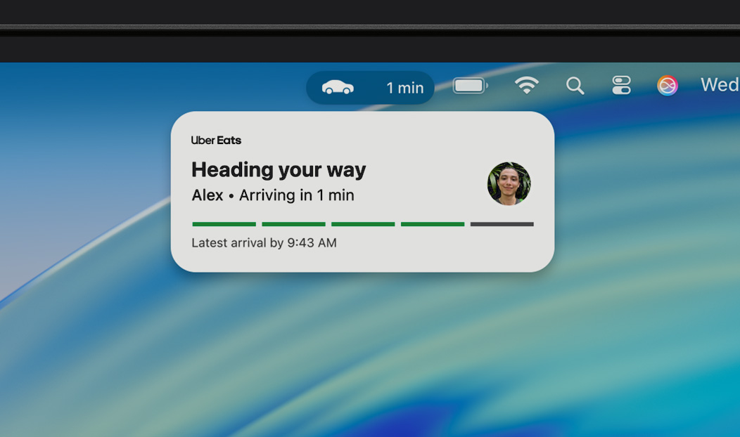 MacBook Pro 上展示 Uber Eats 正在路上的即時動態通知