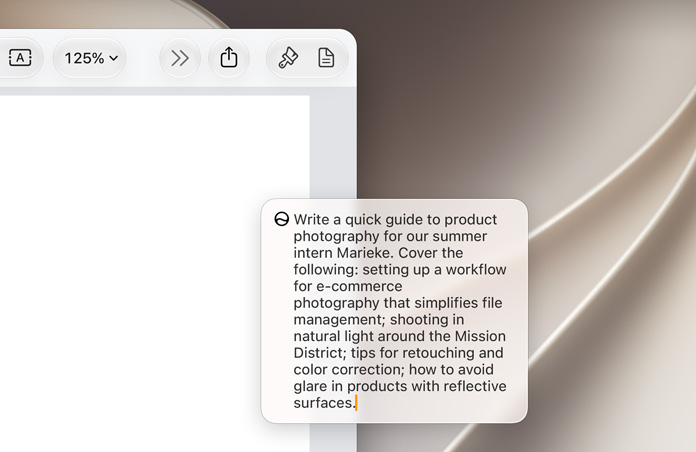 หน้าจอ MacBook แสดงกล่อง “แก้ไขด้วย Siri” อยู่เหนือเอกสารที่ยังไม่มีชื่อซึ่งอธิบายเวิร์กโฟลว์ด้านการถ่ายภาพให้สมาชิกใหม่ในทีม