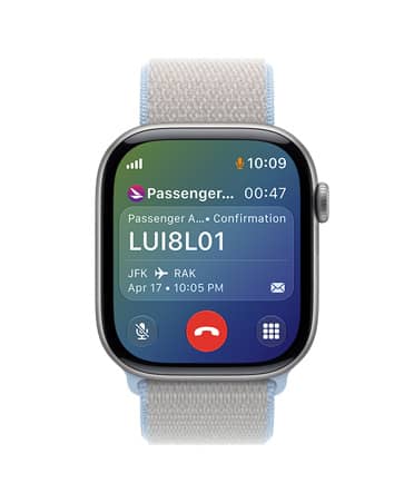 Apple Watch Series 11, สีเทา, ด้านล่างของหน้าจอแสดงการโทรเข้าที่กำลังดำเนินอยู่พร้อมหมายเลขบริการลูกค้าของสายการบิน, ด้านบนของหน้าจอแสดงข้อมูลเที่ยวบินที่เกี่ยวข้อง ซึ่งรวมถึงหมายเลขยืนยัน, สถานที่ออกเดินทางและปลายทาง, วันที่และเวลาของเที่ยวบิน